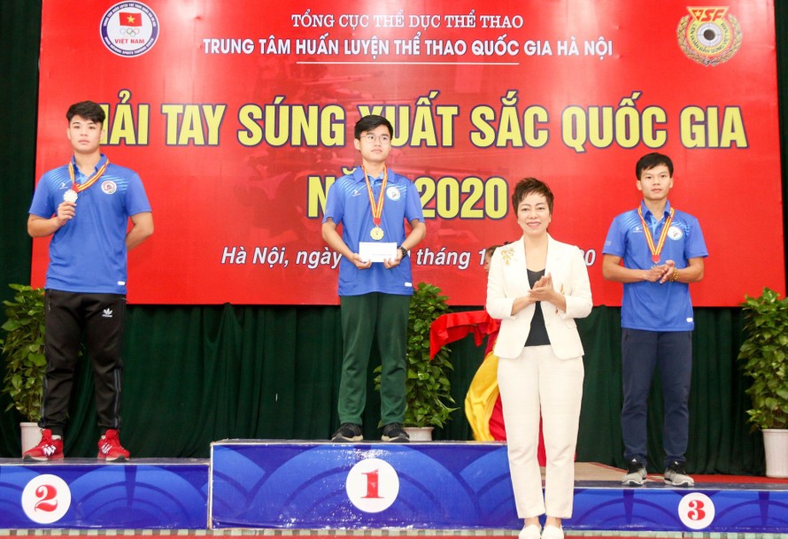 Bà Nguyễn Thị Nhung trao giải cho các tay súng trẻ.