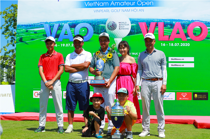 Quang Trí (trái) và Đặng Minh (giữa) là những golfer đầy triển vọng