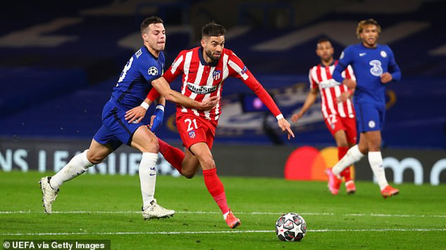 Chelsea thoát phạt đền: 'VAR trở thành trò hề'