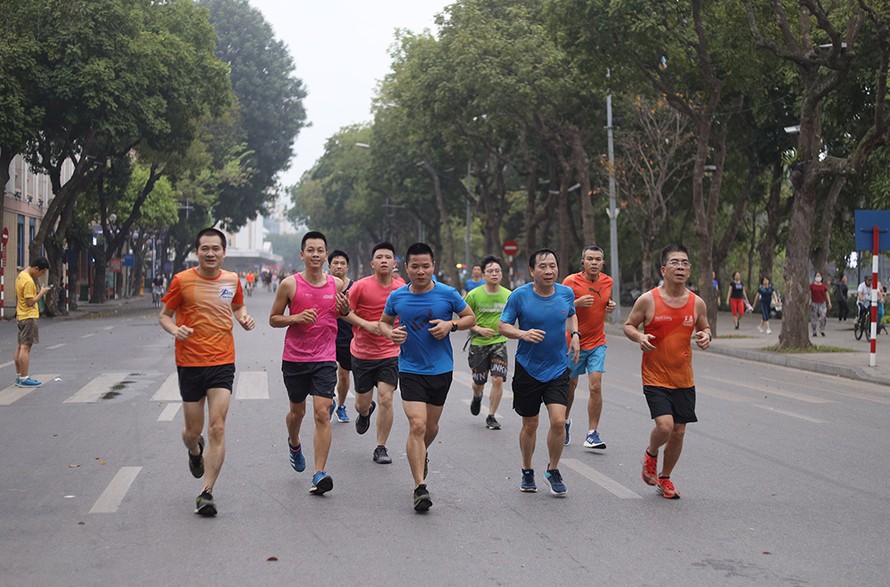 Runner Hà thành khổ luyện sớm tinh mơ cho Tiền Phong Marathon 2021