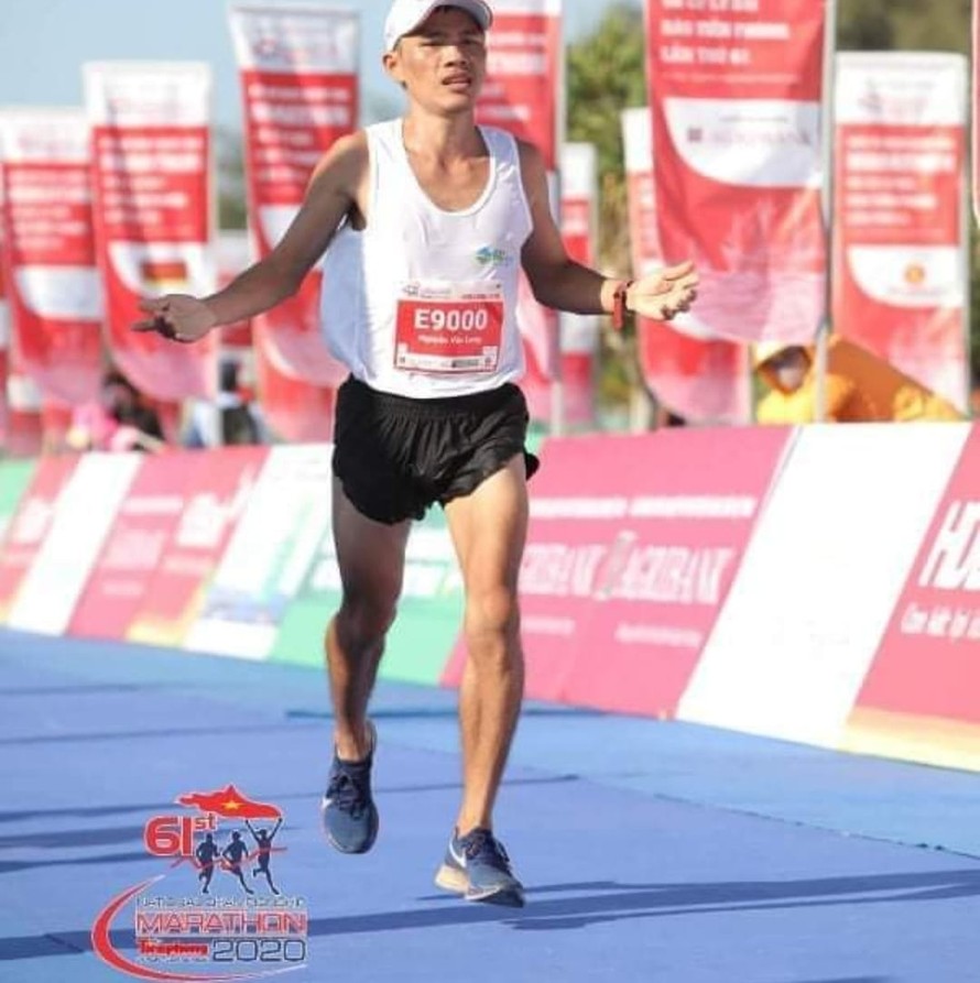 Nguyễn Văn Long trên đường chạy Tiền Phong Marathon 2021