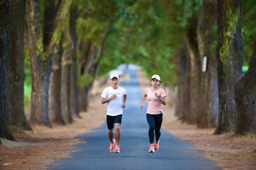 Hoàng Nguyên Thanh và Hoàng Thị Ngọc Hoa "test" đường chạy Tiền Phong Marathon 2021