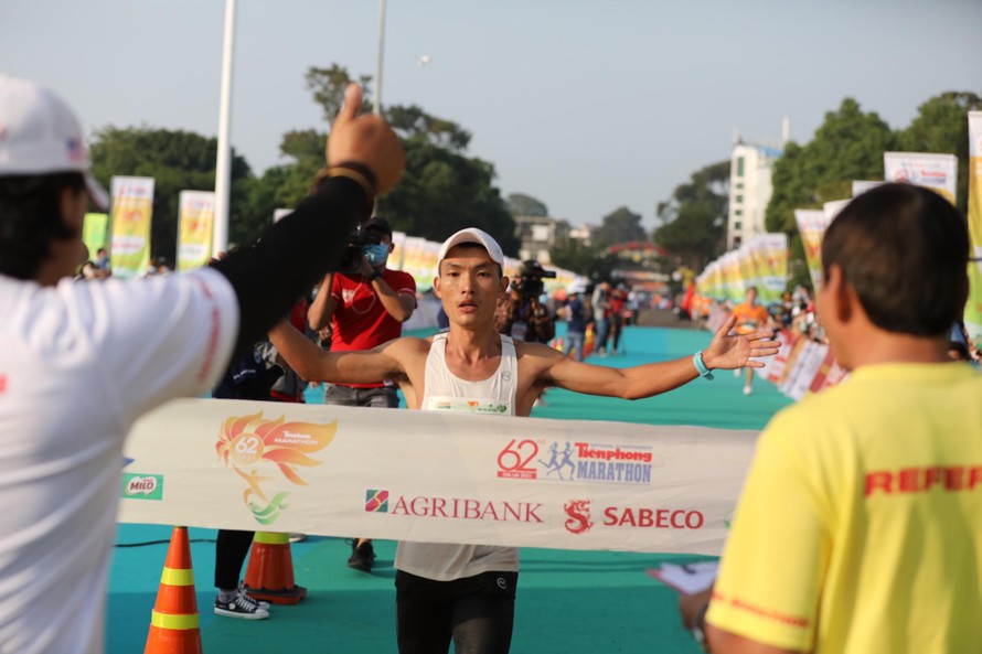 Hoàng Nguyên Thanh bảo vệ thành công ngôi vô địch marathon 