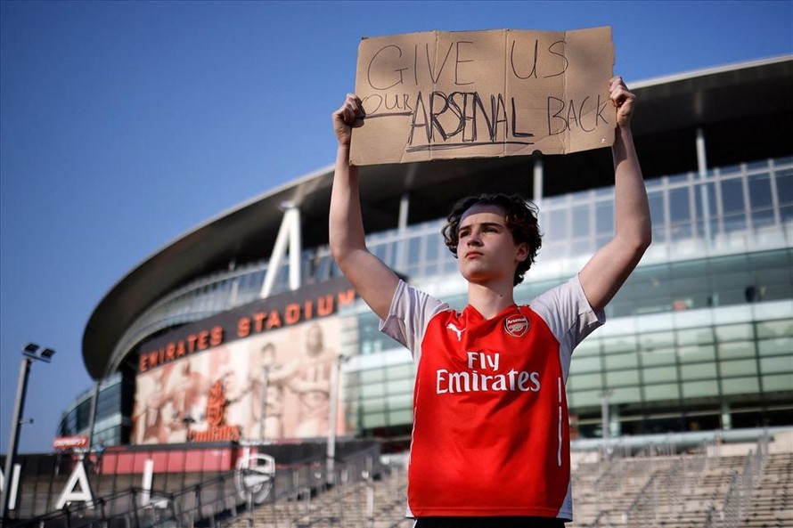 Người hâm mộ Arsenal phản đối đội bóng "con cưng" gia nhập European Super League.