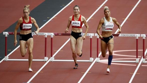 Quách Thị Lan (giữa) ở vòng loại 400m rào nữ 