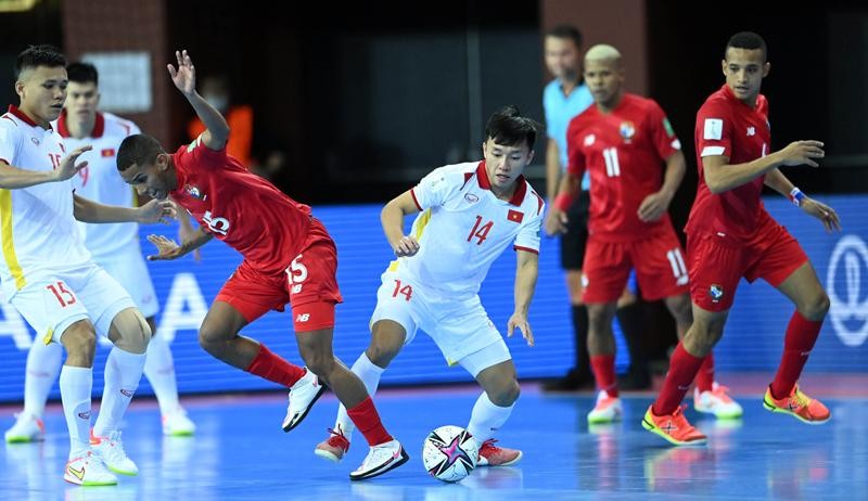 Văn Hiếu (số 14) ghi bàn ấn định tỷ số 3-2 cho ĐT futsal Việt Nam.
