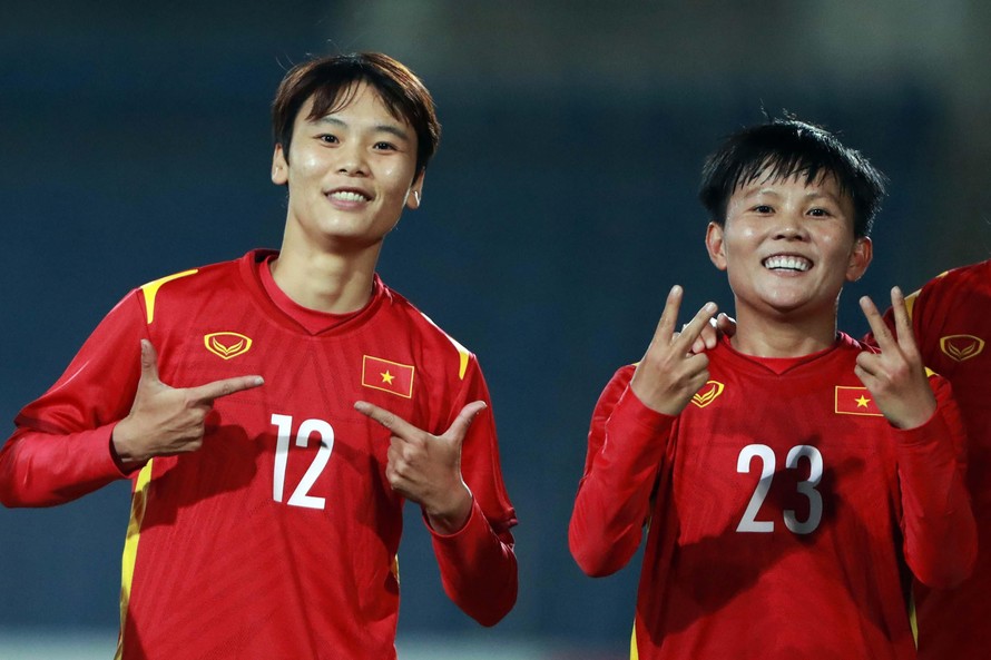 Hải Yến (12) ghi bàn mở tỷ số sau pha phối hợp với Bích Thuỳ (23).