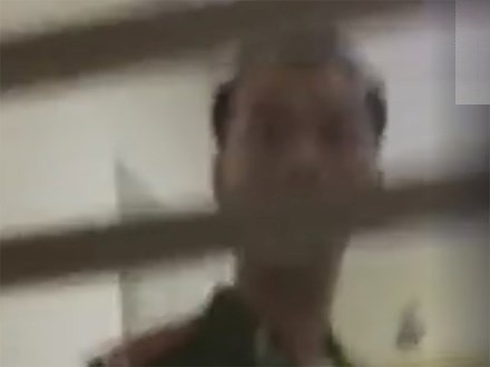 Vị cảnh sát khu vực tên B. trong đoạn video đôi co với người dân (ảnh cắt từ clip)