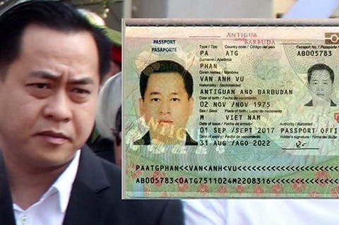 Phan Văn Anh Vũ cùng 1 trong 3 tấm hộ chiếu.