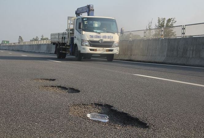 Cao tốc Đà Nẵng - Quảng Ngãi vừa làm đã hỏng. Ảnh: N.T