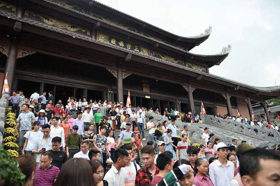 Hàng nghìn người tham dự khai hội chùa Bái Đính. Ảnh: M.Đ