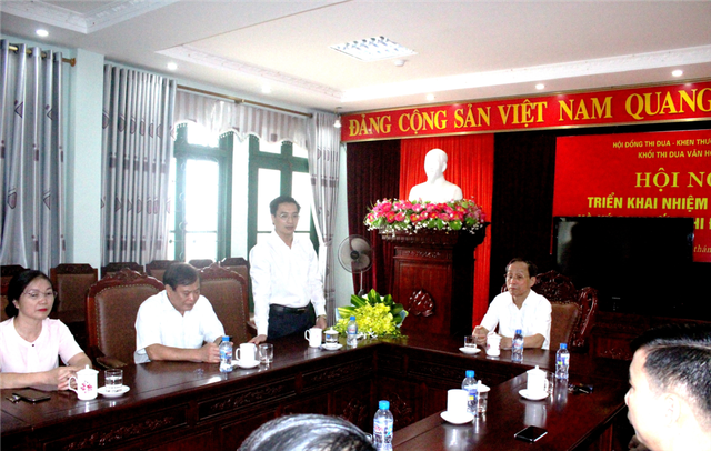 Ông Nguyễn Văn Huyến (áo trắng, đứng) trong lễ nhận quyết định bổ nhiệm.