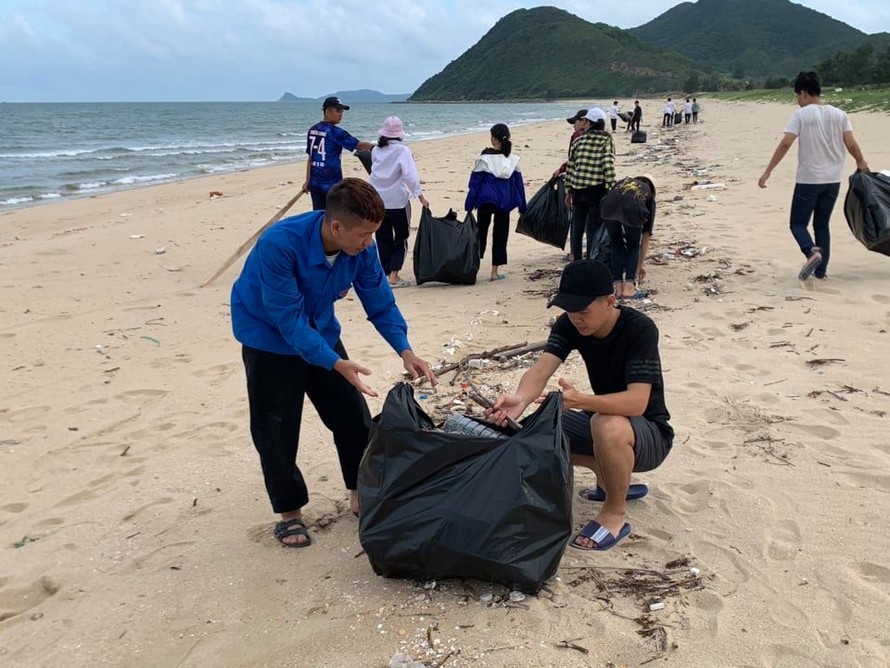Đoàn viên và bộ đội biên phòng chung tay dọn rác bãi biển