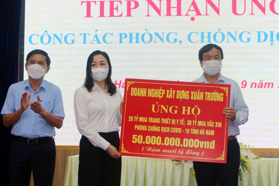 Ông Nguyễn Văn Trường trao 50 tỷ giúp Hà Nam mua vaccine COVID-19.
