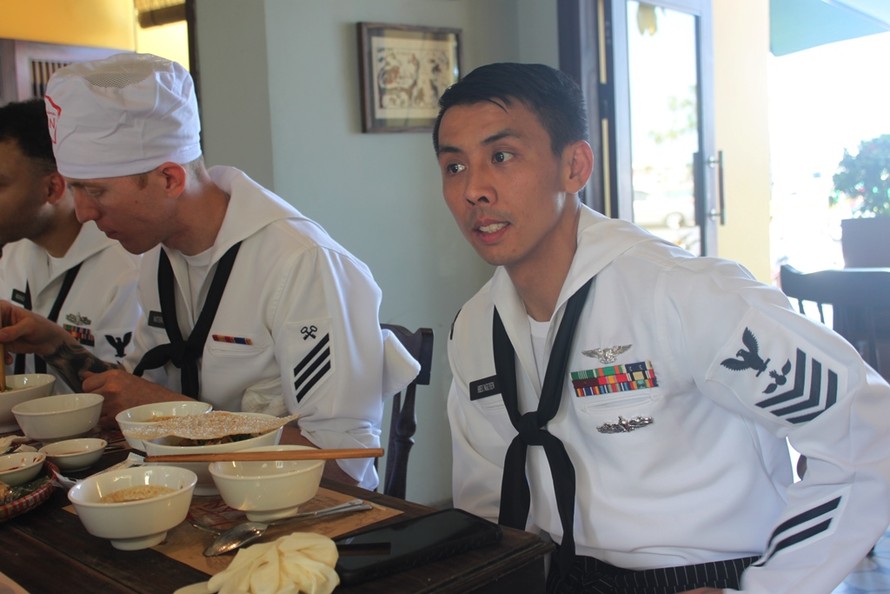 Trò chuyện với thủy thủ gốc Việt trên tàu sân bay Mỹ USS Carl Vinson