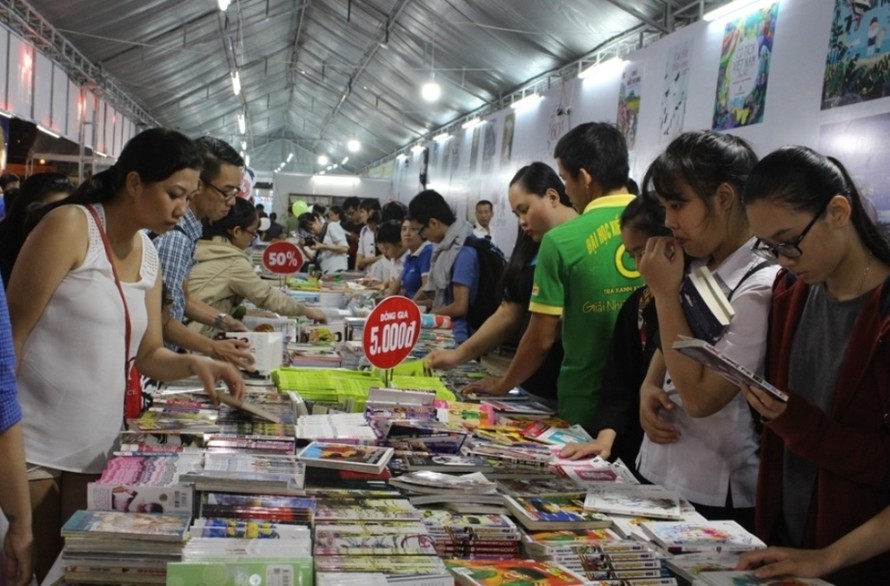 Độc đáo phiên chợ 'sách cân' đầu tiên ở Đà Nẵng