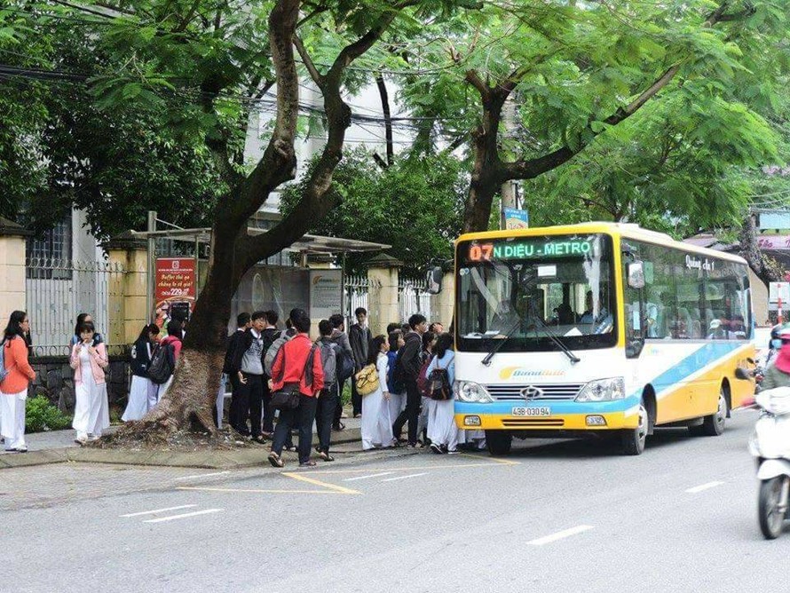 Người dân bức xúc phản ảnh nhân viên xe buýt đuổi khách vì không có tiền thối. Ảnh: T. T