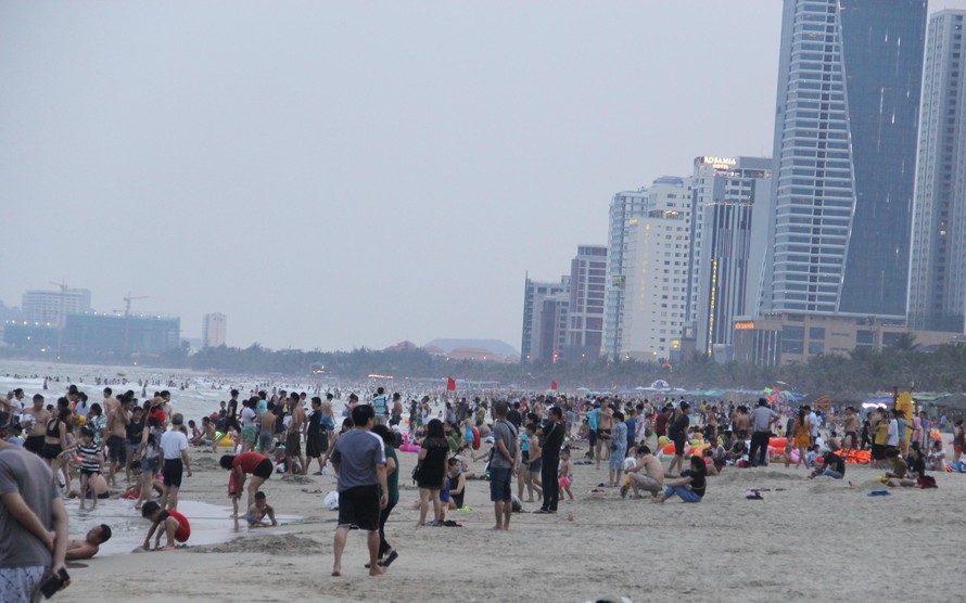 Hàng ngàn du khách đổ về bãi biển 'đẹp nhất hành tinh' Đà Nẵng