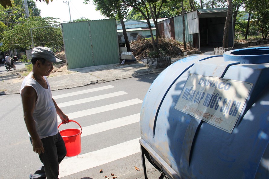 Đà Nẵng ráo riết đặt bồn chứa, tiếp nước tận nhà cho dân