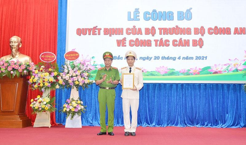 Thứ trưởng Bộ Công an Lê Quý Vương trao Quyết định điều động và bổ nhiệm Giám đốc Công an tỉnh Bắc Ninh cho Đại tá Bùi Duy Hưng
