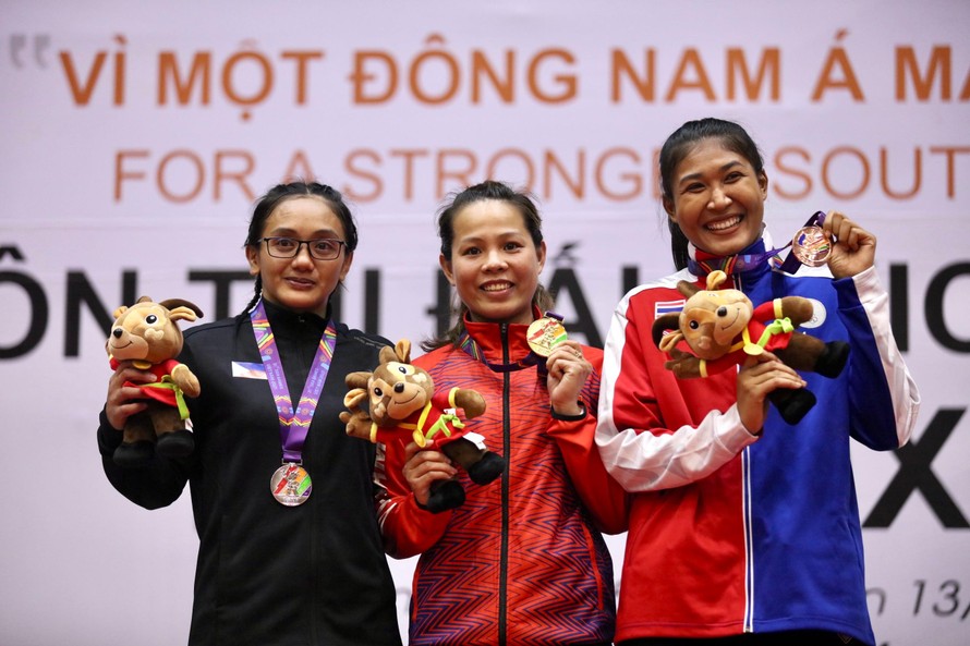 Huỳnh Kim Vàng (ảo đỏ ở giữa) vượt qua nỗi đau mất người thân, giành huy chương vàng SEA Games 31 ảnh Như Ý