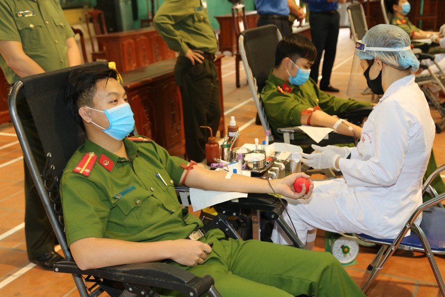 Chiến sĩ Công an Bắc Ninh hiến máu cứu người