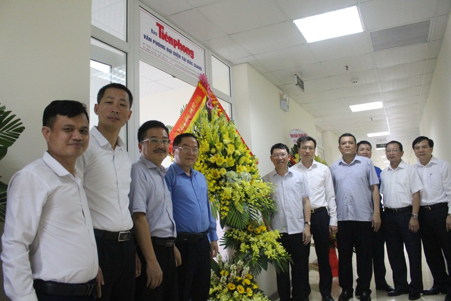 Lãnh đạo các ban ngành tỉnh Bắc Giang và báo Tiền Phong tham dự sự kiện