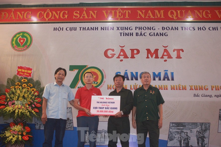 Tập đoàn TNG Holdings Việt Nam trao tặng 30 triệu đồng cho các cựu TNXP tỉnh Bắc Giang có hoàn cảnh khó khăn