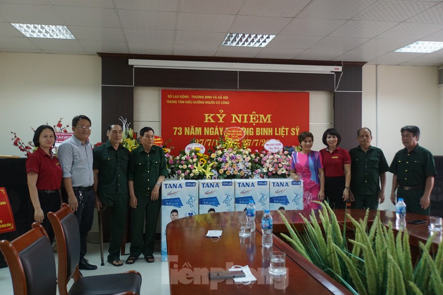 Công ty TNHH Đào tạo doanh nhân và báo Tiền Phong tổ chức tặng máy lọc nước cho Trung tâm Điều dưỡng người có công tỉnh Bắc Giang