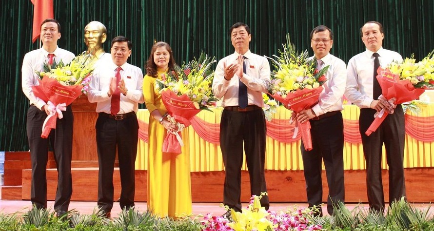 Lãnh đạo tỉnh Bắc Giang tặng hoa chúc mừng ông Lê Ô Pích (ngoài cùng bên trái) và ông Phan Thế Tuấn (ngoài cùng bên phải) trở thành Phó Chủ tịch tỉnh Bắc Giang.