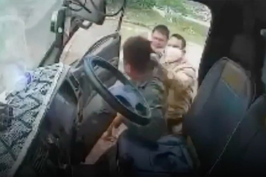 Ba chiến sĩ CSGT huyện Việt Yên (Bắc Giang) lôi kéo và tát tài xế vi phạm. Hình ảnh cắt từ clip