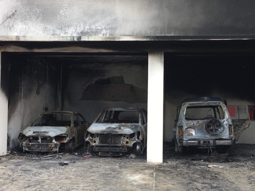 Xe ô tô bị người quá khích đốt cháy rụi trong trụ sở Sở kế hoạch đầu tư.