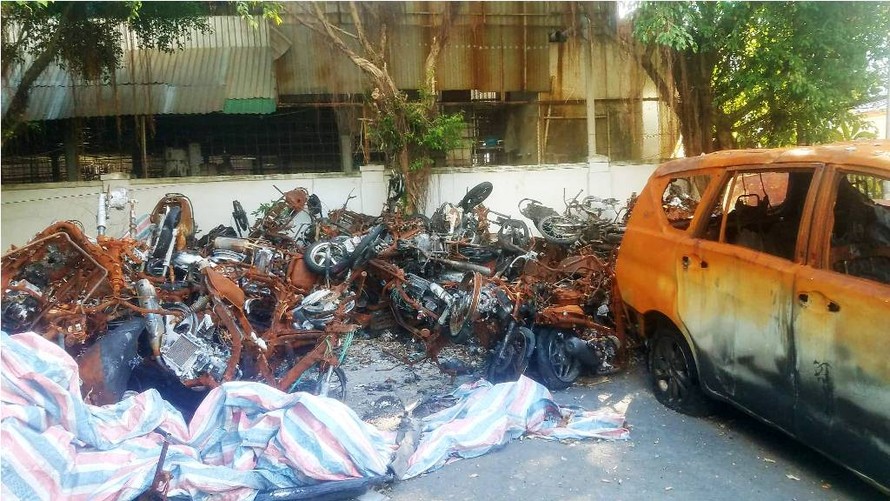 Nhiều xe máy, ô tô bị cháy rụi chất đống trong công viên chung cư.