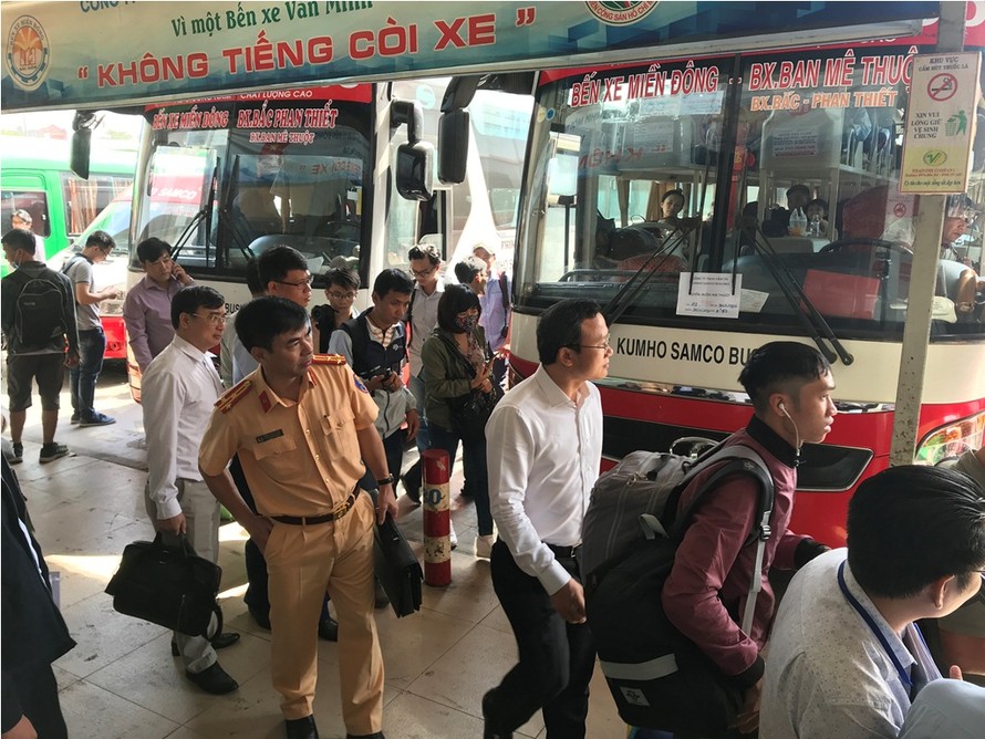 Lực lượng chức năng kiểm tra việc chở khách Tết tại bến xe Miền Đông.