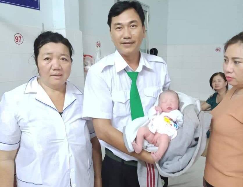 Lái xe Lê Văn Hồng cùng gia đình sản phụ tại bệnh viện.