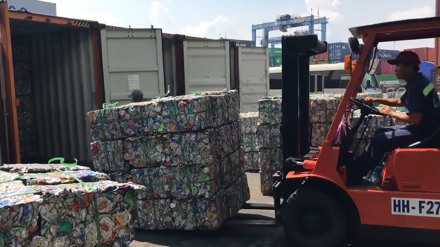 Phế liệu nhôm nguỵ trang để trốn thuế bị phát hiện.