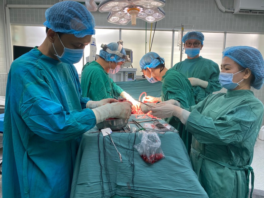 Các bác sĩ thực hiện cuộc đại phẫu '3 trong 1' cứu sống bệnh nhân ung thư.
