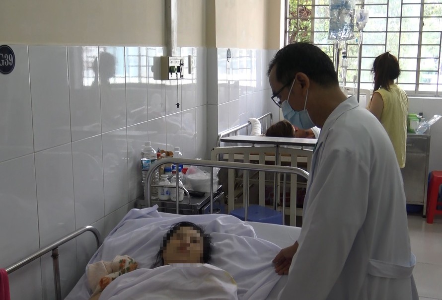 Bác sĩ chăm sóc bệnh nhân bị phỏng đang điều trị tại Bệnh viện Chợ Rẫy.