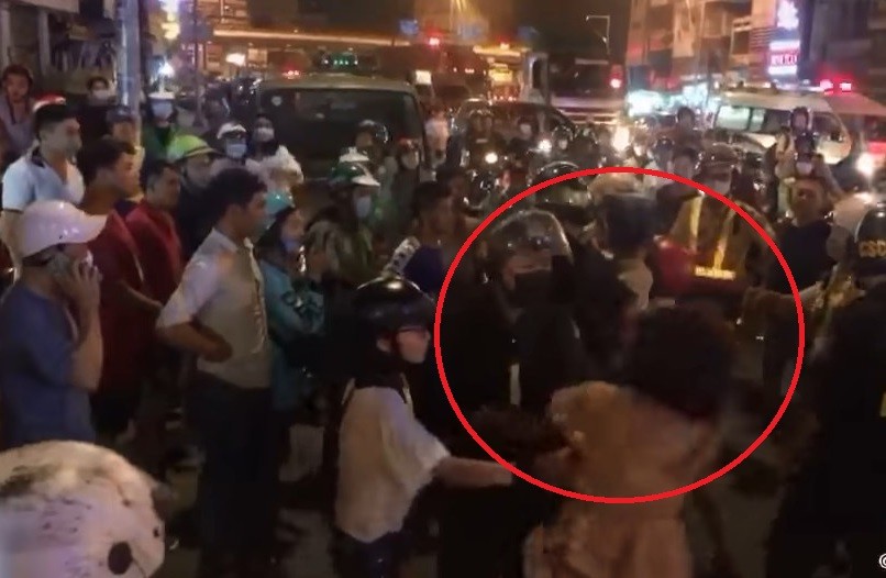 Cô gái giằng co, cắn tay Cảnh sát cơ động (ảnh cắt từ Clip).
