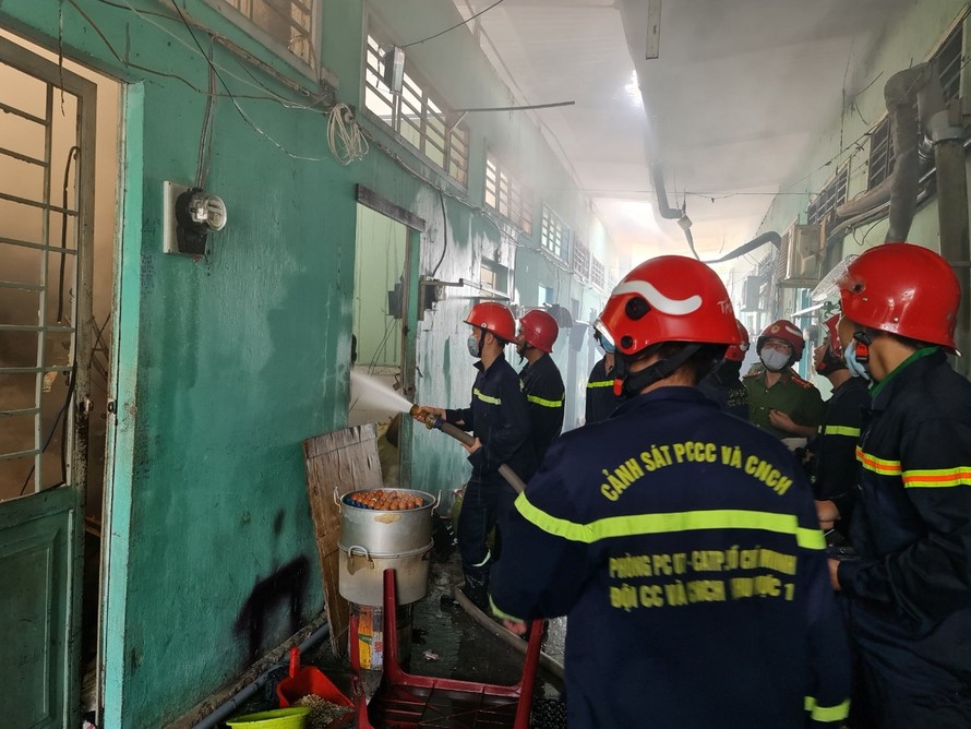 Nhiều phòng trọ bị thiêu rụi.