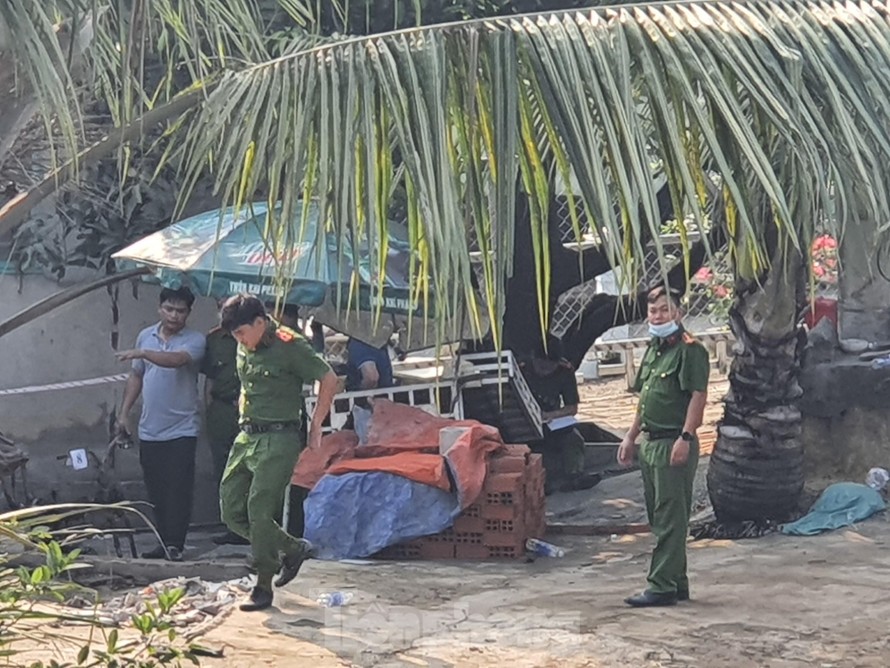 Lực lượng chức năng khám nghiệm điều tra vụ việc.