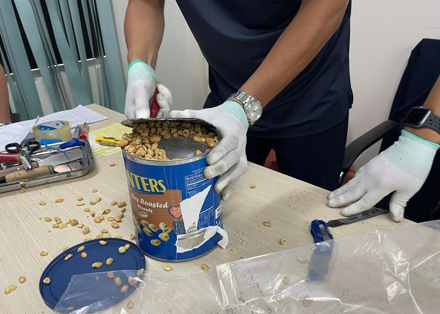 Ngày 27/4, Cục Hải quan TPHCM cho biết, vừa phối hợp với Cục Điều tra chống buôn lậu - Tổng cục Hải quan, Phòng PC04 - Công an TPHCM đã tiến hành kiểm tra và thu giữ gần 36kg ma túy các loại ngụy trang tinh vi trong các lô hàng quà biếu nhập khẩu.