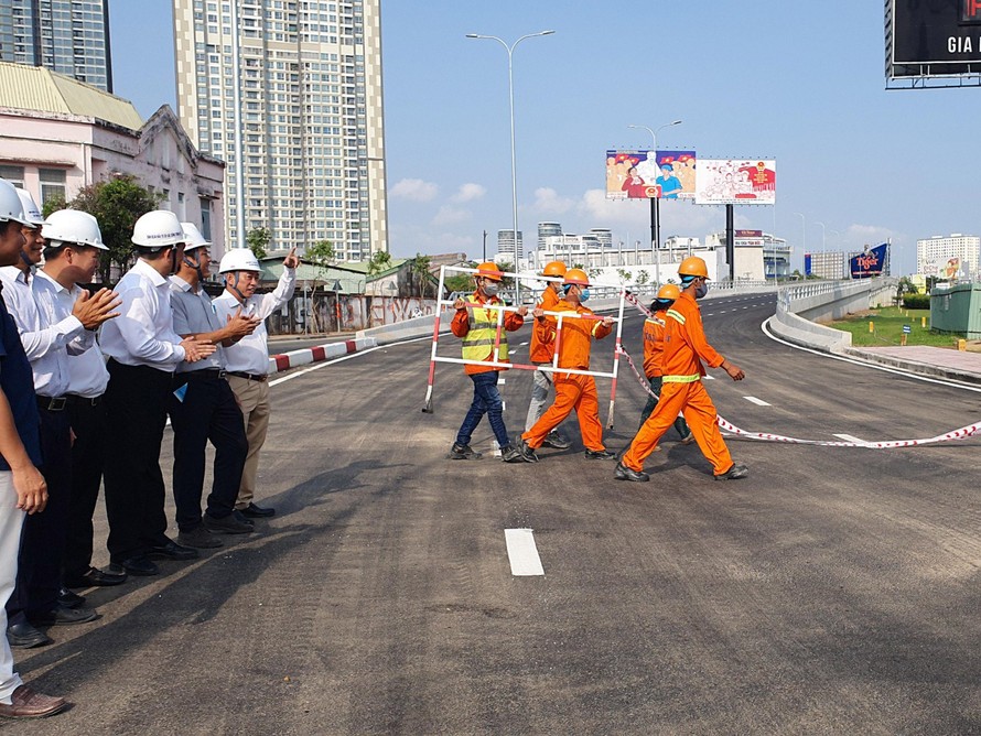 Sáng 30/4, dự án cải tạo, nâng cấp đường Nguyễn Hữu Cảnh, quận Bình Thạnh, TPHCM chính thức hoàn thành, thông xe.