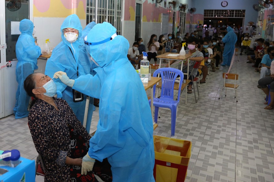 Ngày 30/6, TS.BS Nguyễn Tri Thức, Giám đốc Bệnh viện Chợ Rẫy cho biết, bệnh viện đã điều động 150 nhân viên y tế để hỗ trợ TPHCM trong công tác lấy mẫu xét nghiệm tầm soát COVID-19 tại khu vực được đánh giá có nguy cơ rất cao. 