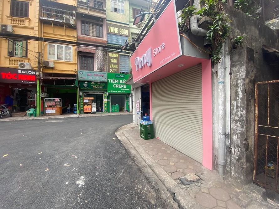 Phố Nguyễn Quý Đức (Thanh Xuân, Hà Nội) vốn tấp nập khách nay vắng hoe vì các cửa hàng đóng cửa.