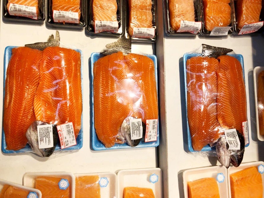 Người tiêu dùng được ăn cá hồi giá rẻ vì dịch COVID-19.