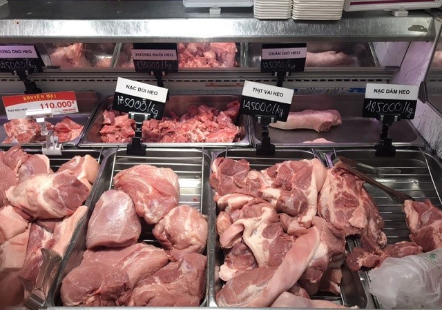 Giá thịt lợn hơi giảm khiến giá thành phẩm đến tay người tiêu dùng cũng giảm nhẹ.