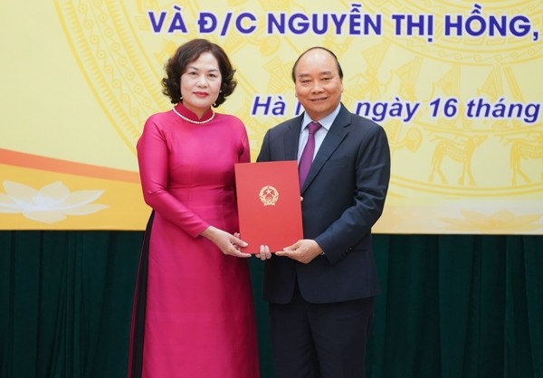 Thủ tướng Nguyễn Xuân Phúc trao Quyết định cho tân Thống đốc Ngân hàng Nhà nước Nguyễn Thị Hồng.