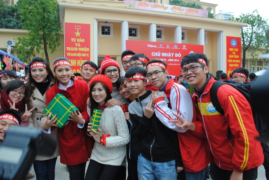 Sinh viên tham gia Chương trình Chủ Nhật đỏ do báo Tiền Phong tổ chức