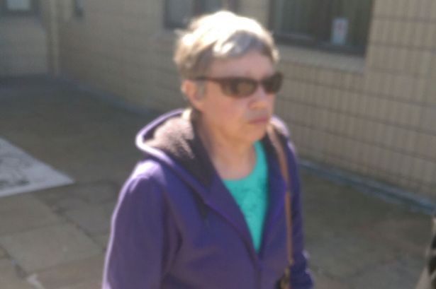 Bà Lynda Holmes 